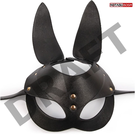 Черная маска с удлиненными ушками и заклепками