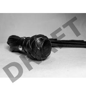 Черная генитальная кожаная плеть - 30 см.