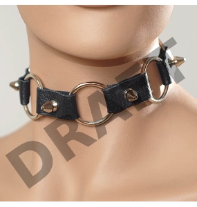 Кожаный черный ошейник с кольцами и шипами