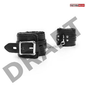 Черные оковы на металлических карабинах