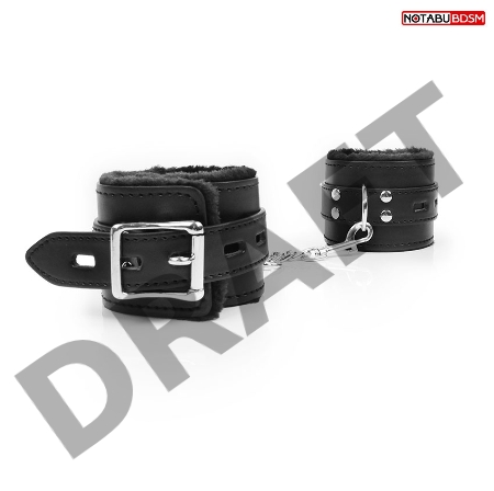 Черные оковы на металлических карабинах