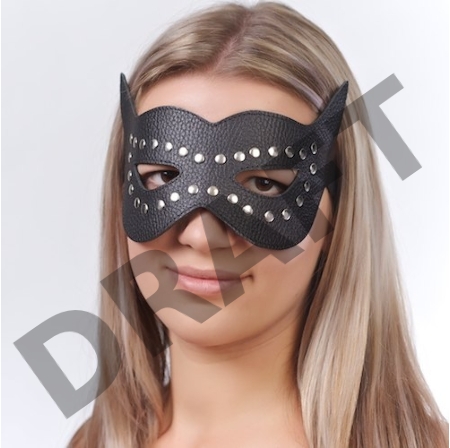 Чёрная кожаная маска с клёпками и прорезями для глаз