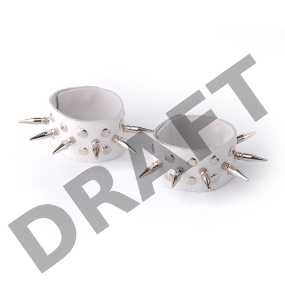 Белые кожаные напульсники с шипами и заклепками 