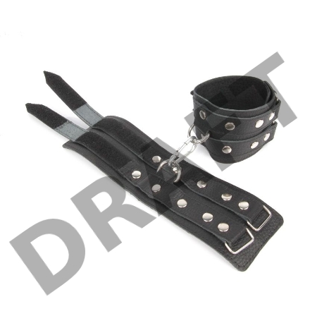 Черные широкие кожаные наручники с заклепками на карабине